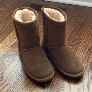 Bear paw Ugg-like boots